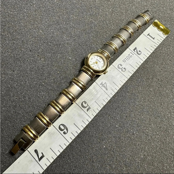 Gruen Ladies Quartz Watch White Dial Silver Gold Tone Watch Working new battery - Picture 8 of 9